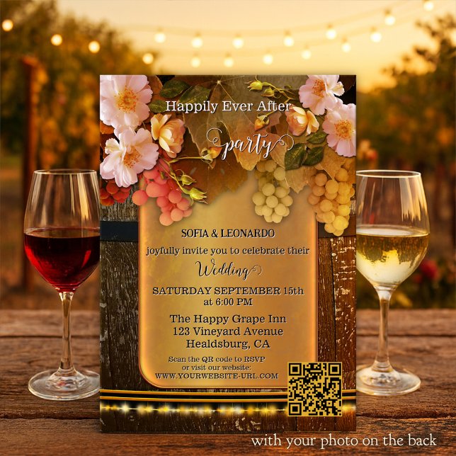 Convite Casamento em Vinhedo Feliz para Sempre (Happily ever after wedding invitation featuring grapes, flowers and string lights on a wine barrel)