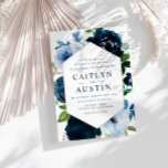 Convite casamento entre marinhos modernos e flores azuis<br><div class="desc">design floral com texto azul editável e marinho de aquarela e flores azuis claras.</div>