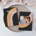 Convite Casamento Escuro Foto do Monograma do Retro Modern<br><div class="desc">Este moderno monograma retrô-arco-íris, convite de casamento escuro é perfeito para seu simples casamento cor-de-laranja, rosa e rosa-pincelado. Projetado com elementos de um arco clássico e colorido e listras minimalistas de entalhe. O design tem um toque de praia abstrato tropical único, excelente para qualquer primavera, verão ou casamento outono. O...</div>