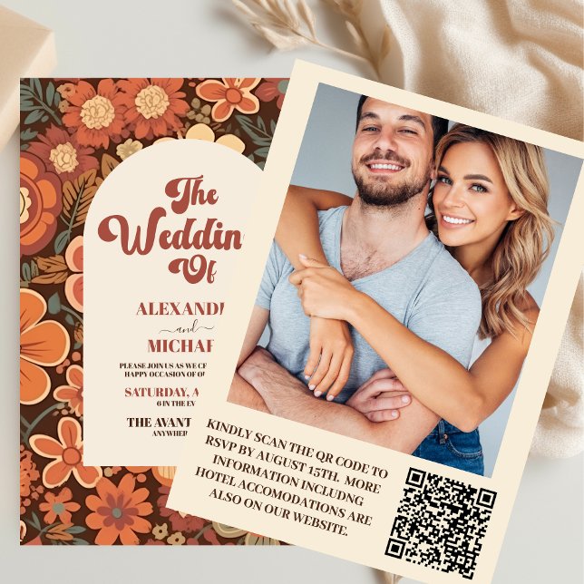 Convite Casamento Floral com Arco de Código QR Retro 70s (Criador carregado)