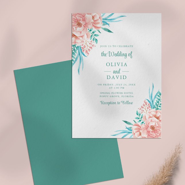Convite Casamento Floral de Verão Peach e Turquoise (Peach and Turquoise Floral Summer Wedding Invitation on a pale pink table.)
