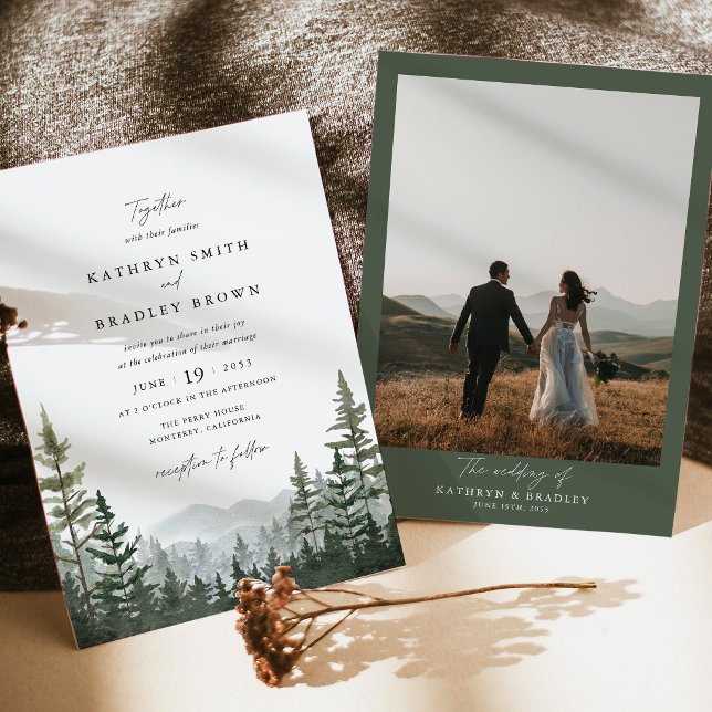 Convite Casamento Floresta de Pinheiros Foto Costas (Mountain forest photo wedding invitation, sage green pine tree wedding suite, outdoor ceremony)