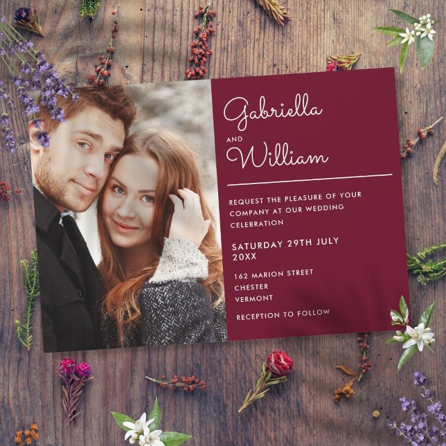 Convite Casamento Foto Burgundy Roteiro Moderno (Modern Script Burgundy Photo Wedding Invitation)