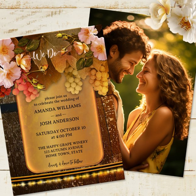 Convite Casamento Fotográfico de Luzes de Corda Ameaçadas  (Wedding invitation featuring grapes and roses on a rustic wood wine barrel on gold and string lights)