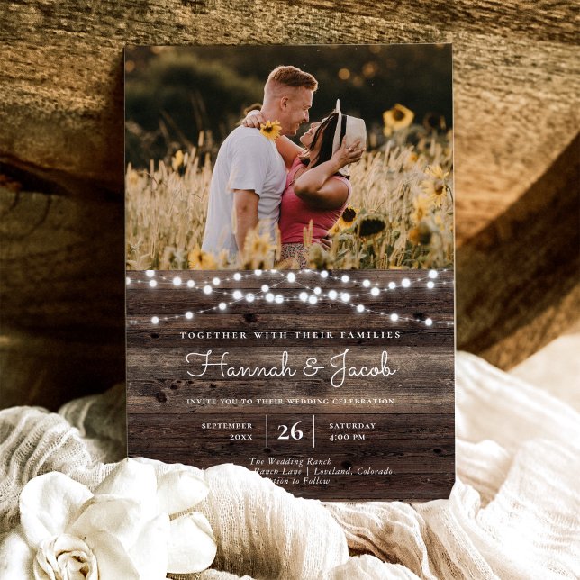 Convite Casamento Fotográfico de Luzes de Madeira de Barn  (Rustic Wood String Lights Photo Wedding Invitations)