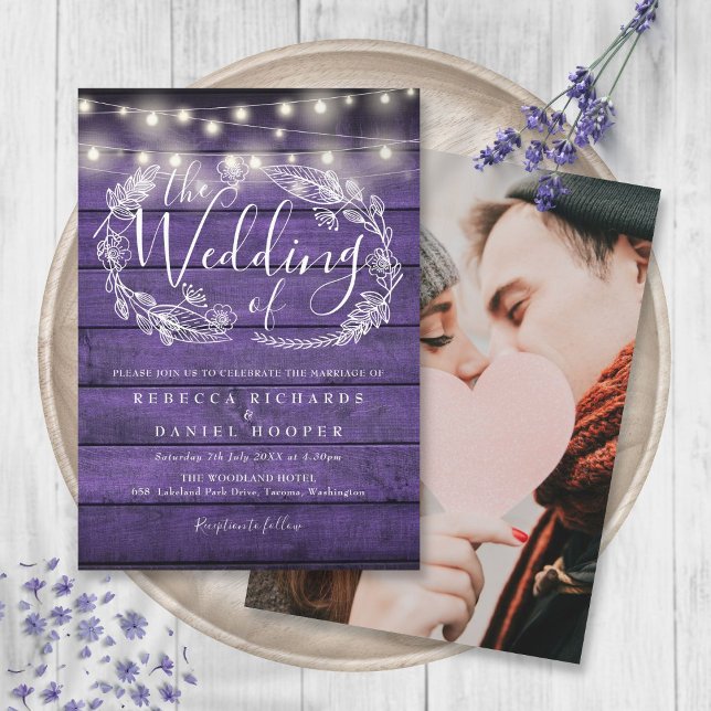 Convite Casamento Fotográfico Rústico das Luzes de Corda d (Rustic Purple Wood String Lights Photo Wedding Invitation)