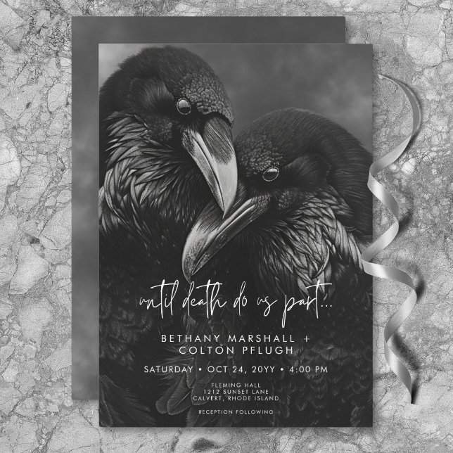 Convite Casamento Gótico de Embriões Pretos e Brancos (Gothic Black & White Raven Embrace Wedding Invitation)