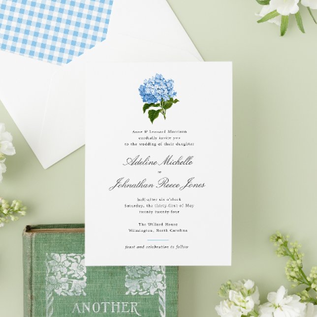 Convite Casamento Grandmillennial com Hortênsia Azul (An elegant and formal wedding invitation with an antique blue hydrangea illustration.)