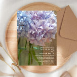 Convite Casamento Hydrangeas Blue Mason Jar<br><div class="desc">Um convite de casamento rústico com uma foto de um jarro de pedras de híbrido azul e roxo claro sobre um fundo de madeira de celeiro. Personalize o texto com detalhes da sua ocasião.</div>