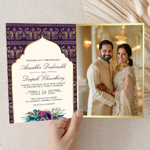 Convite Casamento Indiano Floral com Padrão de Pavão Roxo