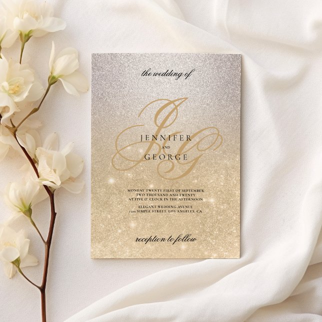Convite Casamento inicial da ombre do monograma de ouro pr (Silver gold monogram initals ombre glitter wedding)