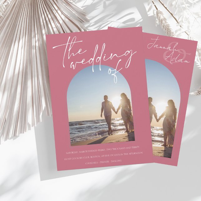 Convite Casamento inicial de fotos com arco magenta magent (Criador carregado)