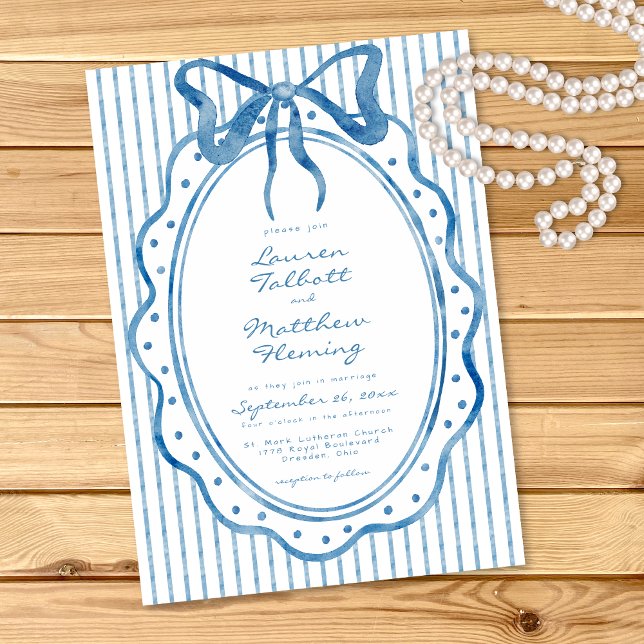 Convite Casamento Listrado com Laço de Aquarela Azul Capri (Whimsical Blue Watercolor Bow Stripe Wedding Invitation)