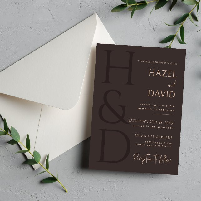 Convite Casamento Minimalista com Monograma Marrom Moderno (Modern brown monogram wedding invitation sets a warm, minimalist tone for your celebration.)