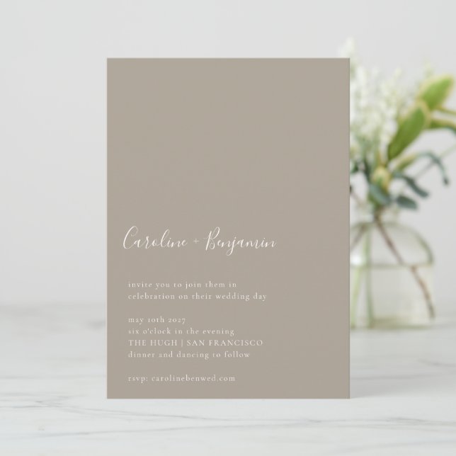Convite Casamento Moderno Boho Taupe Brown, Script Minimal (Em pé/Frente)