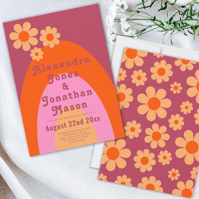 Convite Casamento Moderno com Estilo Retro dos Anos 70 (Retro daisy arch orange peach pink wedding invitation with groovy typography )