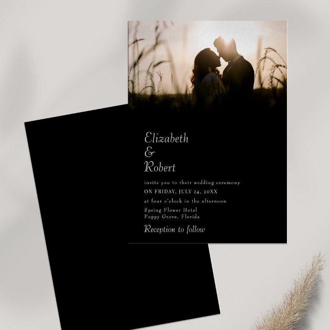 Convite Casamento Moderno com Foto Personalizada em Preto (Modern Black Custom Photo Wedding Invitation on white table with dry wildflower.)