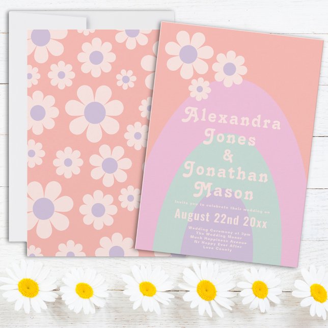 Convite Casamento Moderno de Pastel dos anos 70 (Retro 70s vintage daisy arch pastel wedding invitation with groovy typography )