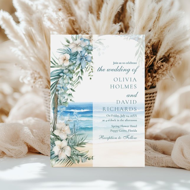 Convite Casamento moderno de praia tropical e arco floral (Modern Tropical Beach and Floral Arch Wedding Invitation on a sunny table with white pampas grass.)