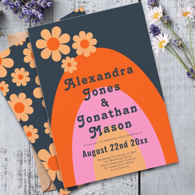 Convite Casamento Moderno dos anos 70 (Modern retro daisy arch groovy typography navy blue orange pink and yellow wedding invitation )