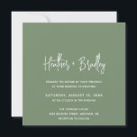 Convite Casamento Moderno Minimalista em Verde Sage<br><div class="desc">Convite de casamento moderno quadrado com um design simples com seus nomes em uma tipografia de letra cursiva elegante e os detalhes do seu evento em uma fonte sans serif minimalista. Todos os elementos do design são em branco sobre um fundo verde sage profundo. Este convite de casamento elegante funciona...</div>