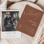 Convite Casamento Moderno Minimalista Terracotta Calliogra<br><div class="desc">Convocação para casamento Fotográfica minimalista moderna Terracotta Calliografia Simples,  moderno e minimalista no estilo,  convite para casamento colorido com terracota com cabeçalho de caligrafia amovível. O verso do convite contém uma fotografia do casal e alguns detalhes adicionais.</div>