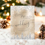 Convite Casamento no inverno de Natal do pinheiro de ouro<br><div class="desc">Hora de comemorar o seu tema de casamento da terra maravilhosa do inverno com este luxo flocos de neve prateados faíscas e floresta de pinus reluzente prateado sobre um elegante fundo metálico festivo de ouro festivo,  com uma tipografia moderna e legal da escrita.</div>