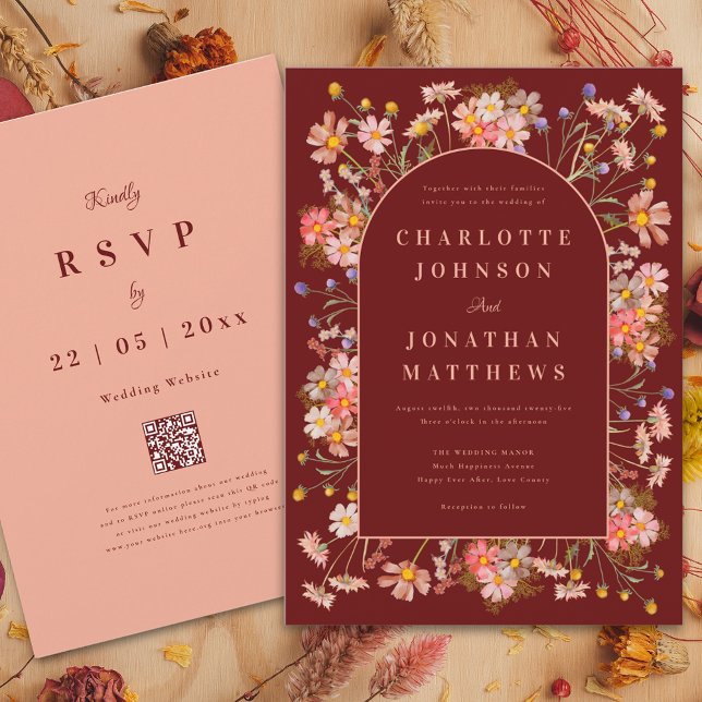 Convite Casamento outono de Boho Terracotta de Arch de Flo (Wildflower arch elegant script burgundy terracotta fall wedding invitation with QR code)
