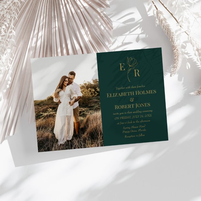 Convite Casamento Personalizado De Fotografia Do Monograma (Emerald Green Floral Monogram Custom Photo Wedding Invitation on a sunny boho white table.)