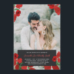 Convite Casamento Personalizado de Fotos de Poppies Vermel<br><div class="desc">Convite de casamento de fotos populares ao qual você pode adicionar uma foto que cobrir todo o convite. As papoilas vermelhas decoram o convite floral para o casamento. Adicione seus nomes e os detalhes de seu casamento em uma etiqueta de carvão na parte inferior do convite de casamento fotográfico.</div>
