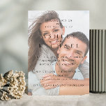 Convite Casamento Preto e Branco do Vellum de Luxo Elegant<br><div class="desc">Um convite de casamento para fotos de tipografia branca e negra, absolutamente lindo, com uma camada faux vellum (efeito digital) sob o tipo! A parte traseira apresenta uma textura de papel branco e nítida. Para tornar este design ainda mais único, considere inserir o ano em algarismos romanos. O design é...</div>