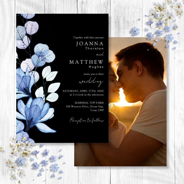 Convite Casamento Preto e Branco Foto Floral Azul (Blue Floral Photo Black and White Wedding Invitation)