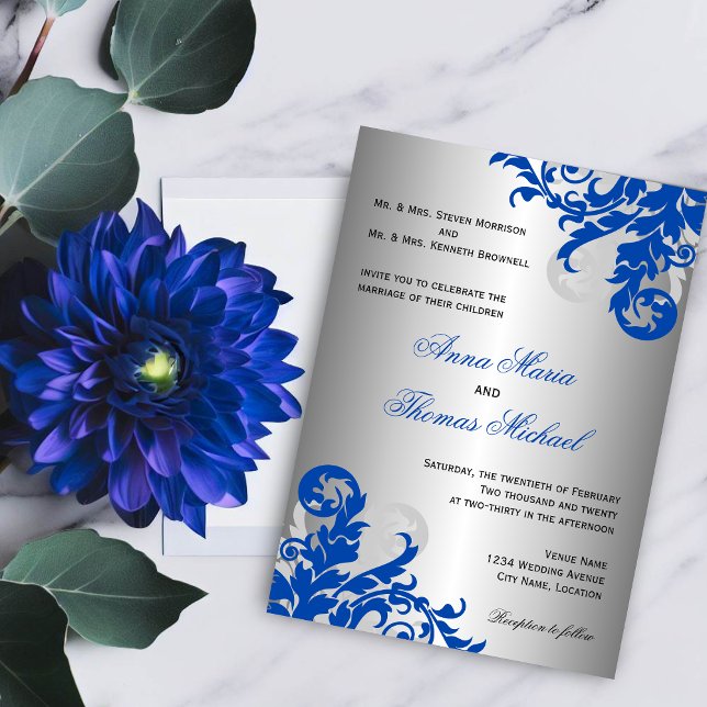 Convite Casamento Real Azul e Silver Flourish (Celebrate your royal blue themed wedding by sending out these elegant flourish / swirl invitations.)