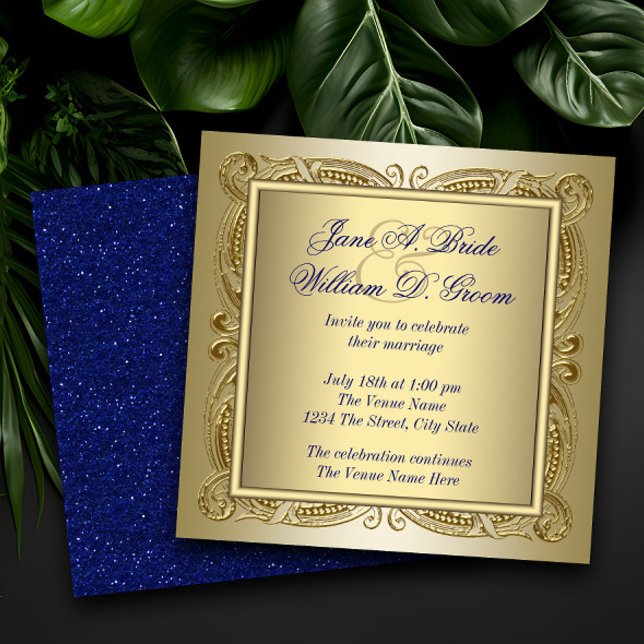 Convite Casamento Real e Dourado Elegante (Royal blue and gold wedding invitation with elegant gold swirls. )