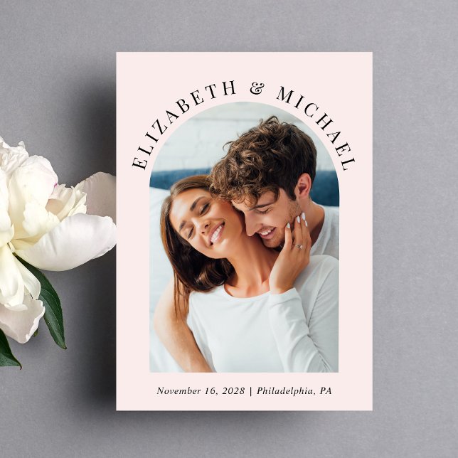 Convite Casamento Rosa com Código QR de Foto em Arco Moder (Celebrate your love story with an invitation showcasing your favorite photo in an elegant arch frame)