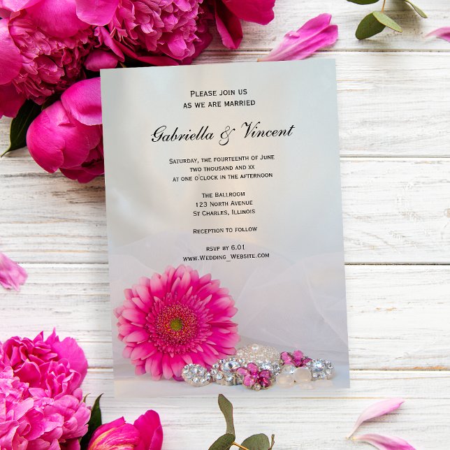 Convite Casamento rosa entre Gerber Daisy e Buttons (Invite guests to your marriage ceremony with the pretty Pink Daisy and Buttons Wedding Invitation.)