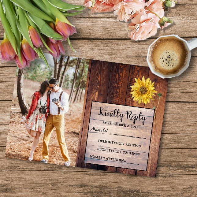 Convite Casamento RSVP, país russo de fotografia de girass (Rustic barn wood sunflower RSVP wedding invitation. You can add your own photo.)
