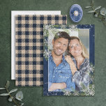 Convite Casamento Russo de Xadrez de Madeira de Silver Win<br><div class="desc">Crie o convite perfeito para o casamento com esta moda design de Maravilha de inverno rustica. Este design de moda apresenta madeira marinho azul, flocos de neve com brilho prateado caindo em um verde de abeto aquoso, com tipografia escrita manuscrita e luzes de cordas brilhantes. A parte traseira da placa...</div>