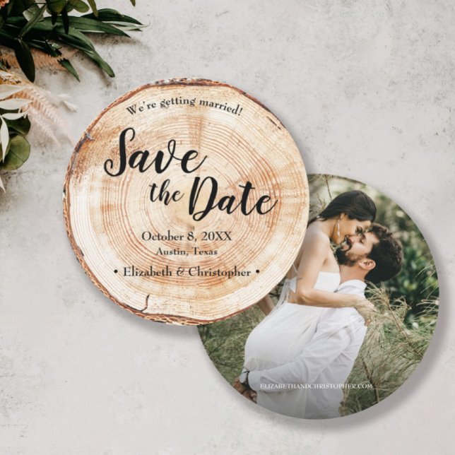 Convite Casamento Rústico Salve a data foto Textura de Mad (Best selling rustic wood cut slice round wedding save the date photo cards.)
