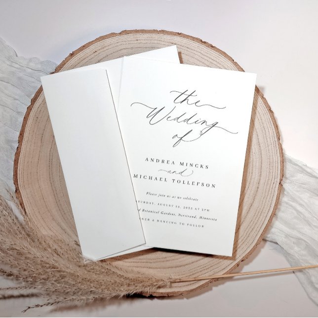 Convite Casamento Sofisticado Minimalista Elegante Atempor (Minimalist wedding invitation with elegant script, displayed on a wood slice with pampas grass)