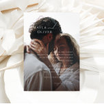 Convite Casamento Tradicional de Fotografias de Script Mín<br><div class="desc">Este elegante convite de casamento tradicional para fotos mínimas é perfeito para o seu casamento clássico, simples, preto e branco, mínimo e moderno. A design apresenta uma caligrafia manuscrita, delicada e romântica com tipografia formal do chique. O olhar vai correr bem em qualquer época de casamento: primavera, verão, outono ou...</div>