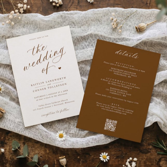 Convite Casamento Tudo em Um de Script Marrom & Creme Eleg (Cream wedding invitation with brown calligraphy, classic typography and heart accent.)