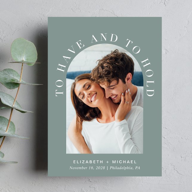 Convite Casamento Verde de Sage em Arch Moderno (Celebrate your love story with an invitation showcasing your favorite photo in an elegant arch frame)