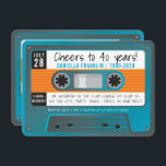 Convite CASSETTE FITA, moderna festa de aniversário da dis<br><div class="desc">por kat massard >> https://linktr.ee/simplysweetpaperie <<<< A retro cassette tape chamam design para o seu BIRTHDAY - original design perfeito para uma dona de vintage ou disco de 70 ou DICA de anos 80: 1. Para alterar/mover gráficos e fontes e adicionar mais texto - pressione o botão "personalizar". - -...</div>