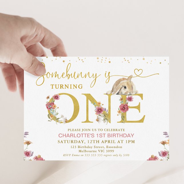 Convite Castanho, primeiro aniversario de flores silvestre (Some bunny is turning one 1st birthday invitation with brown bunny, gold word and wildflowers.)