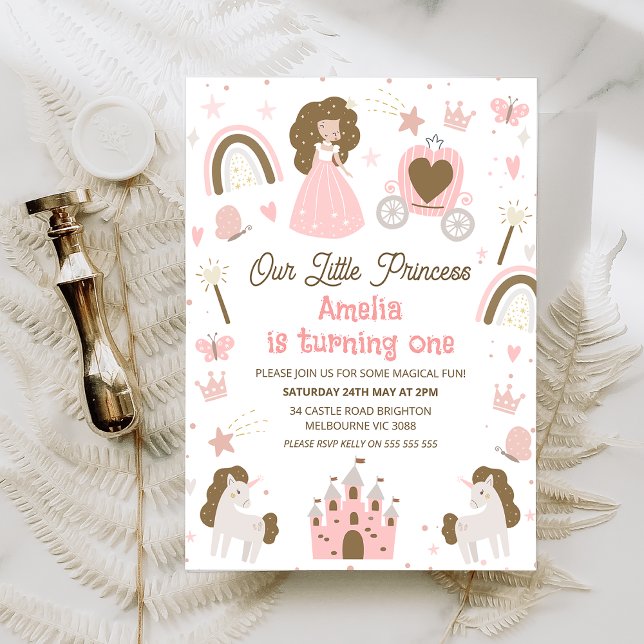 Convite Castanho Rosa Moderno Nosso Pequeno primeiro anive (Our little princess 1st birthday invitation with carriage, unicorn, castle and rainbow.  Fairytale)