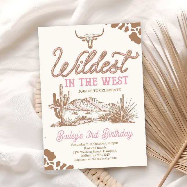 Convite Castanho Rosa Selvagem Ocidental Mais Selvagem no  (Girls Brown Pink Retro Wildest in the West Birthday Invitation, Texas Longhorn Cow Wild West Invite)