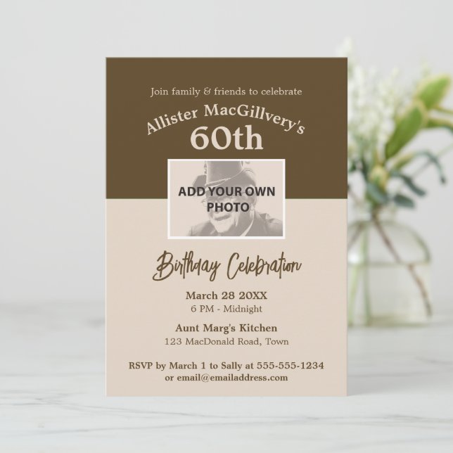 Convite Casual de 60º Aniversário com Foto - Brown (Em pé/Frente)