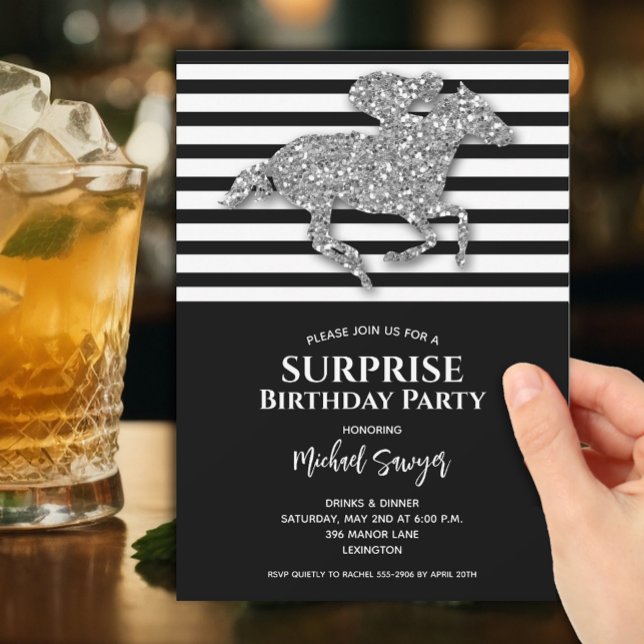 Convite Cavalo Prateado White Strike Aniversário (Silver faux glitter racehorse on black and white stripes surprise birthday invitations)