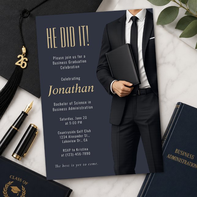 Convite Celebração de Graduação em Negócios (Elegant business graduation invitation with a modern luxury editorial portrait style.)